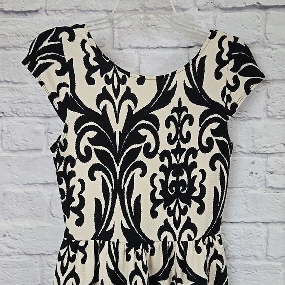 Francesca's Buttons Damask Jaquard Knit Scuba Dress Sleeveless Fit & Flare Mini - Picture 3 of 9